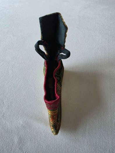 Antique Chinese Lotus Shoe for Bound Foot - Qing Dynasty - Embroidered Silk - 19th Century