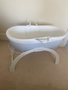 Shnuggle Moses Basket + Curve Stand