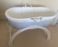 Shnuggle Moses Basket + Curve Stand