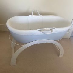 Shnuggle Moses Basket + Curve Stand