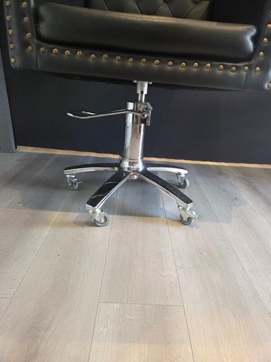 Salon chair