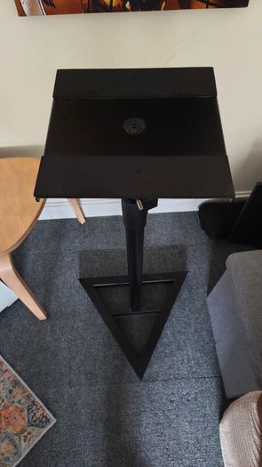 Speaker stand
