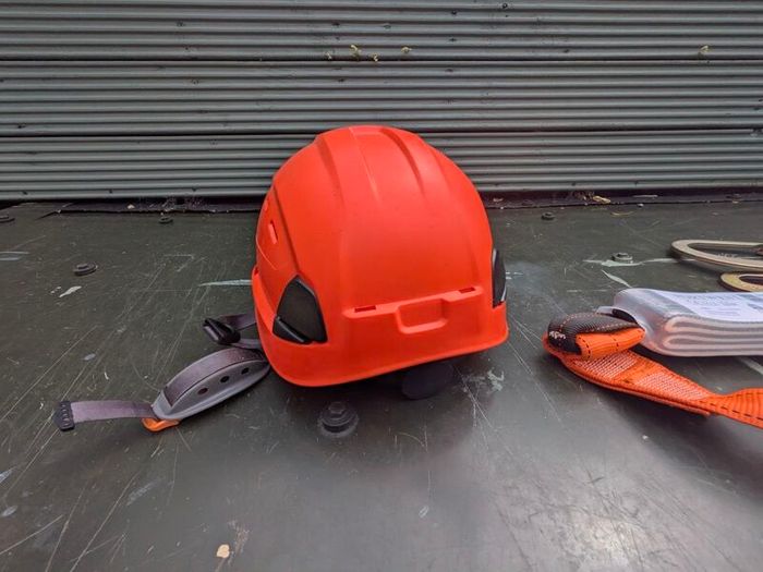 Fall arrest harness