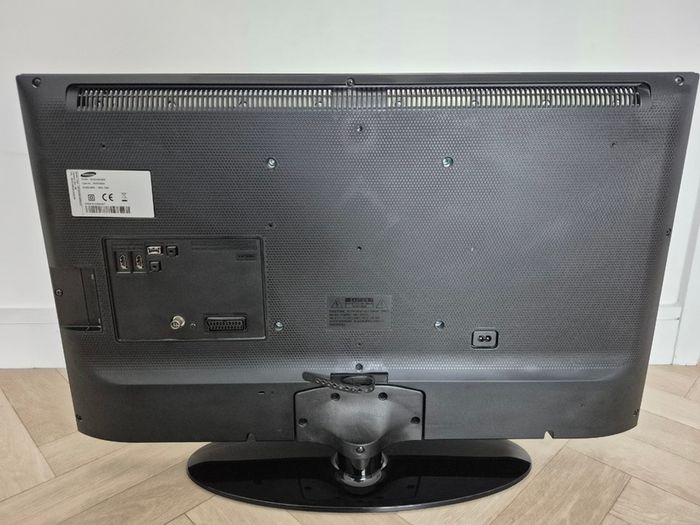 32" Samsung TV and Opticum X7 Box