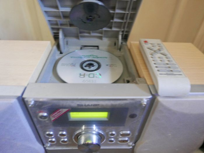 Sharpes Mini Stereo With Twin Speakers " Works Well "