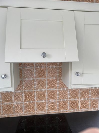 Kitchen including integrated dishwasher and cooker