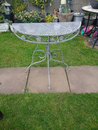 Halfmoon tables