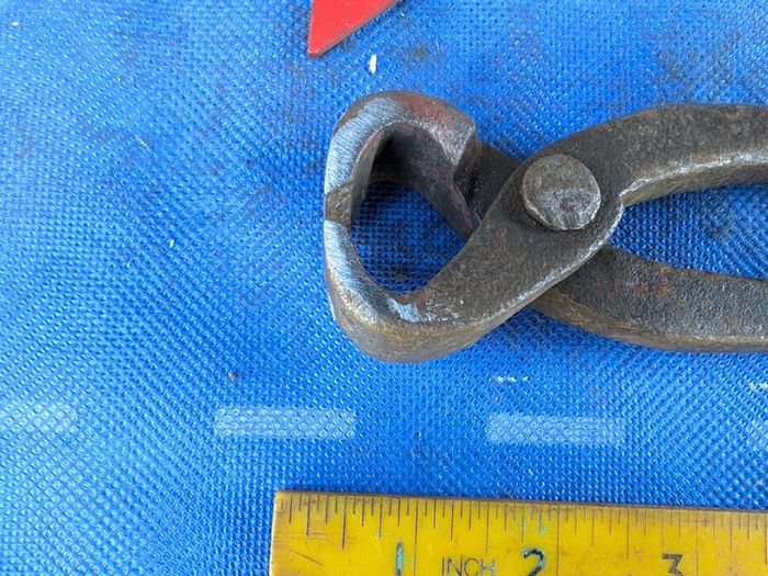 Pincers with Tack Lifter