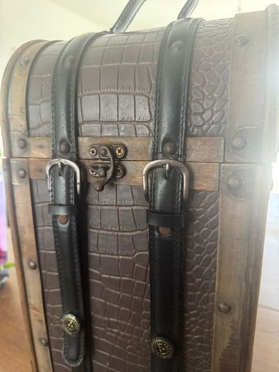 Vintage-style wooden wine gift box