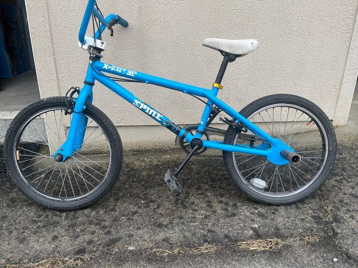 BMX style stunt bike