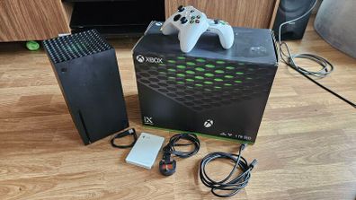 Xbox Series X 1TB Bundle + 2 Controllers + 2TB Seagate HDD