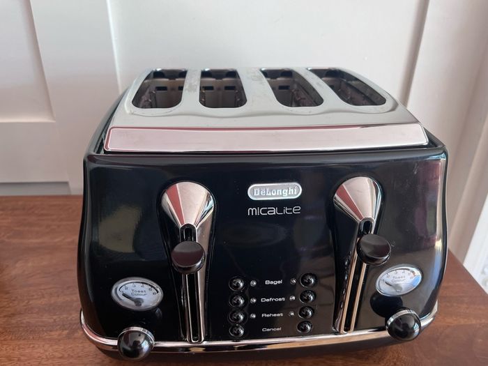 DeLonghi Micalite 4-Slice Toaster - Black