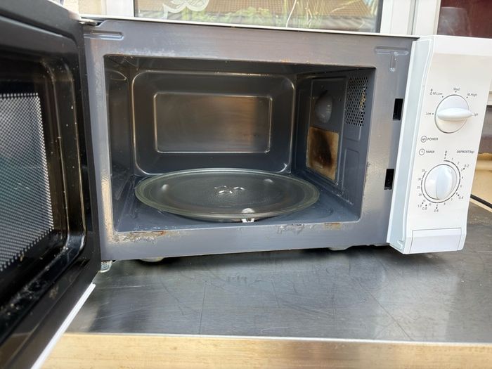 PowerPoint Microwave Old & rusty but Can be seen working.