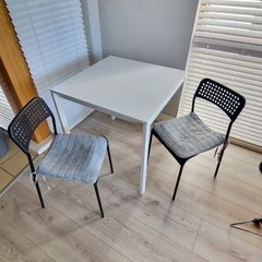 Enter a catchy titleIKEA table, 75x75x74 with 2 chairs. Seat covers included for FREE!