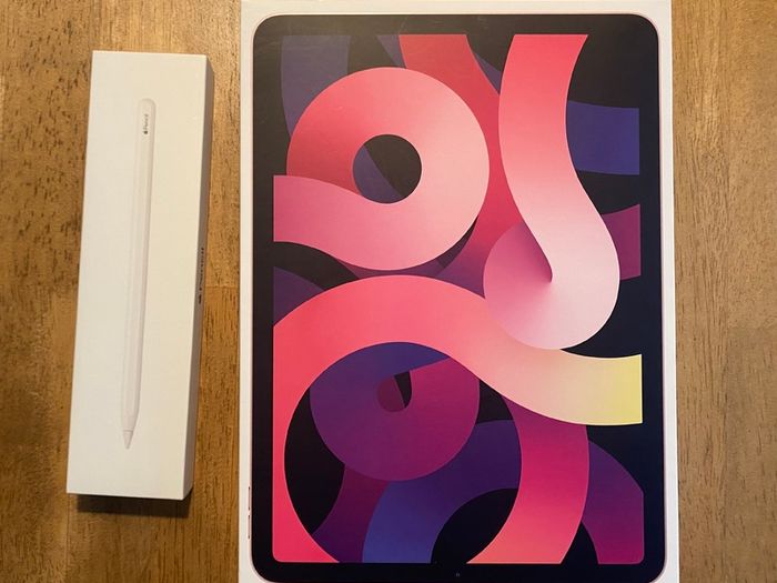 iPad Air 4 in Rose Gold, 64GB mint condition with apple pencil