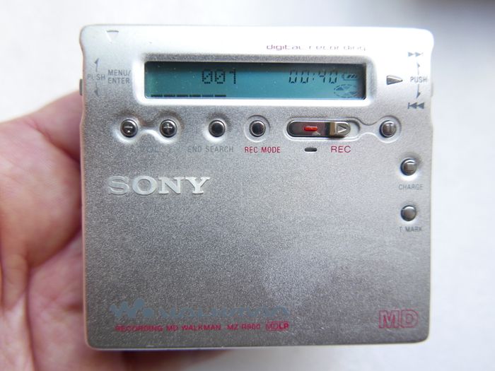 Sony MD Walkman - Portable MiniDisc Player - Silver (MZ-R900) - works well.