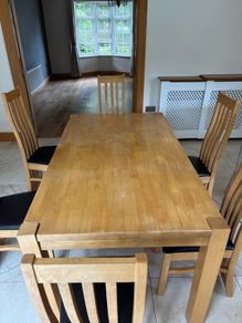 Dining table with 6 matching seats