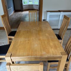Dining table with 6 matching seats