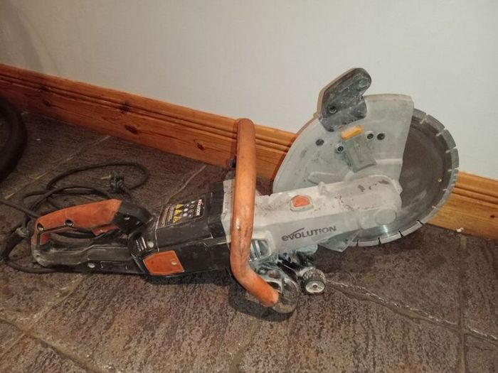 Evolution R300 DCT 2400w Electric consaw with 12" diamond cut blade