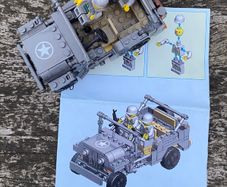 Lego-like Jeep with soldiers set
