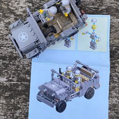 Lego-like Jeep with soldiers set