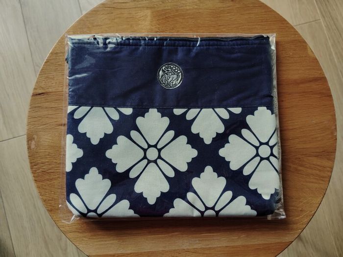 Cosmetic bag - New