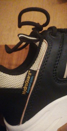 girl's shoes, size 3