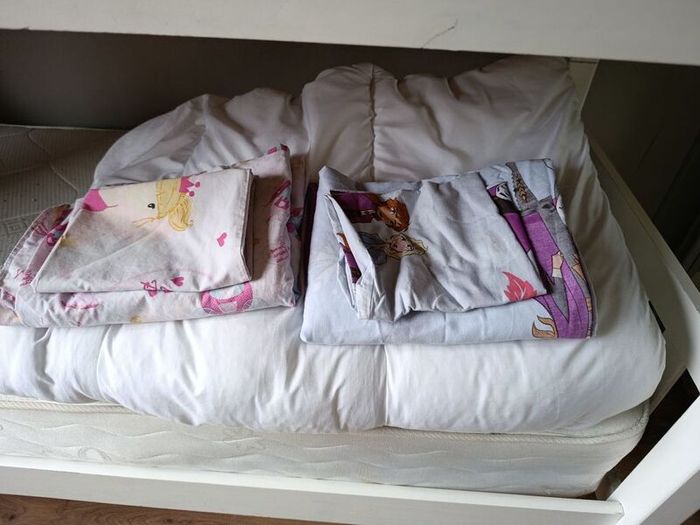 Bunk bed with mattresses, duvets and bedding sets