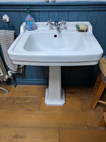 Pedestal sink basin