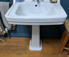 Pedestal sink basin