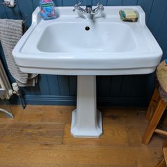 Pedestal sink basin