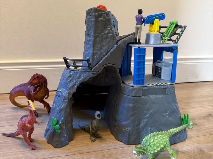 Volcano with dinosaurs Schleich