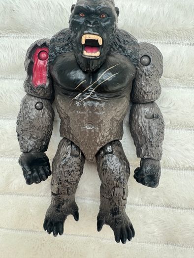 King Kong Legendary & WBEI Playmates approx 6 King Kong Wounded Arm Used Please see pictures