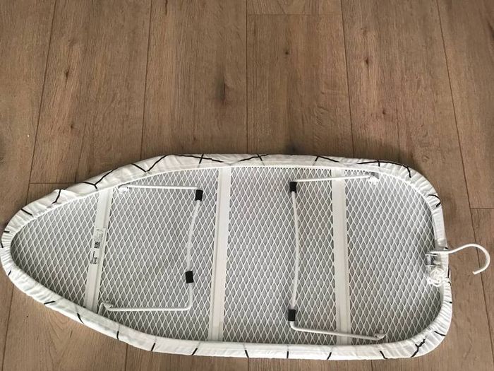 Iron + mini ironing board