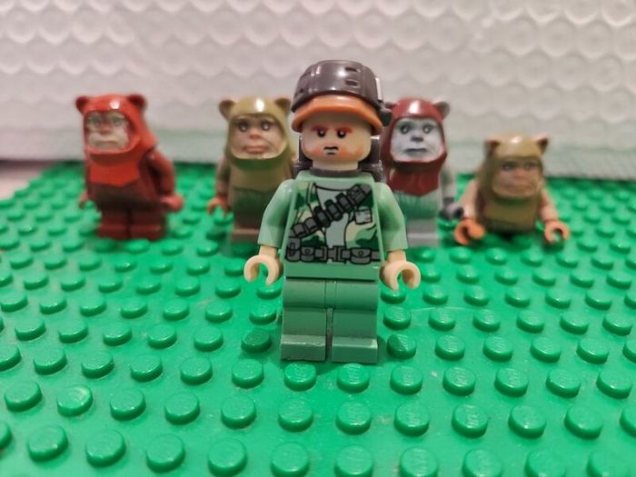 Lego Star Wars Minifigure 10236 Ewok Figures Ewoks Rebel Fighter and Rare Princess Leia and Teebo