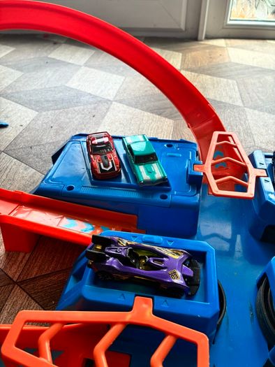 Hot wheels criss cross crash track