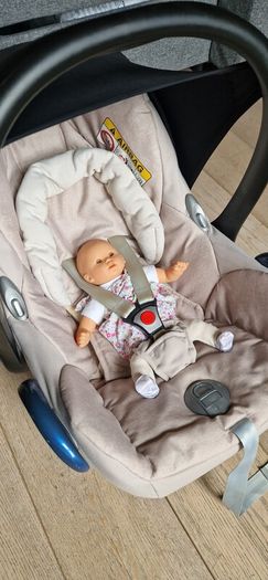 Car seat: Maxi cosy with Isofix base