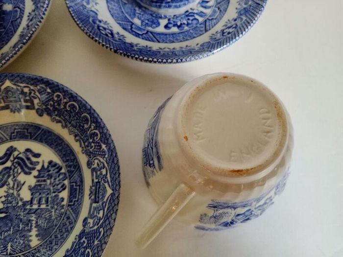 vintage willow cups, saucers and bowl, blue willow cups