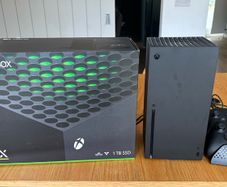 xbox series x 1TB. 2 x controllers