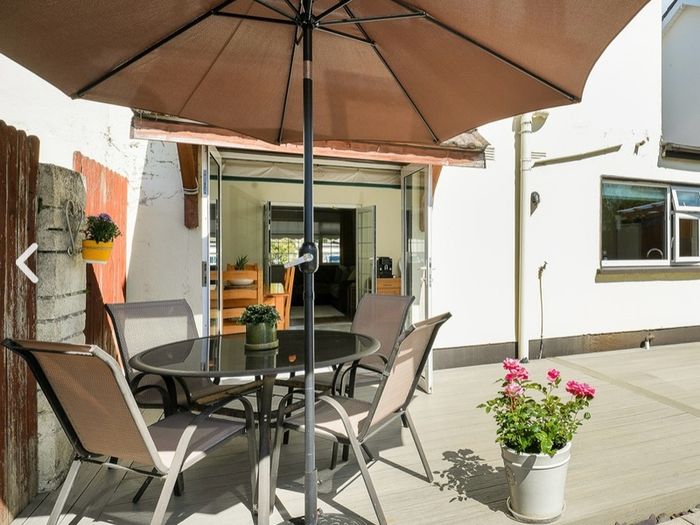 4 Seat Garden Table, Chairs, Umbrella