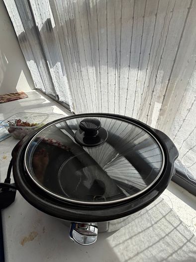 Electric slow cooker