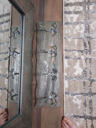 Miror and mirror set with wall hanger in ideal condition, made of wood, very beautiful, but the design doesn't suit me