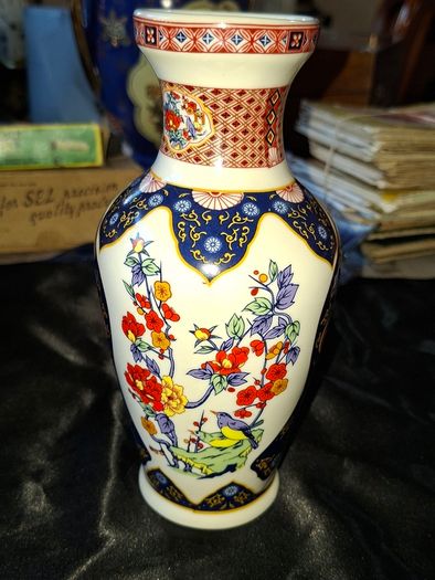 Vintage Chinese Imari Style Hand-Painted Porcelain Vase - Qianlong Mark / PROC Era