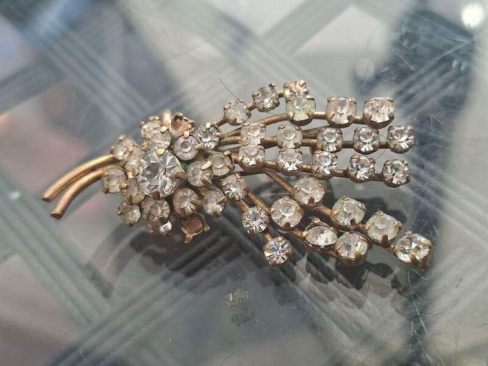 Lovely Vintage clear Rhinestone Brooch