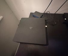 ps4 slim 1TB and controller 1 jailbreak 13.52