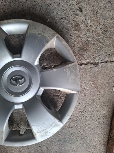 Toyota Yaris original wheel trim #2 with small crack