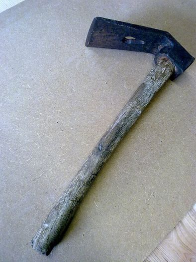 Small adze with nail pull
