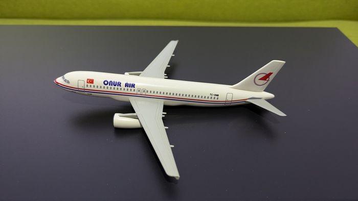 Onur Air 1:200 scale model airplane, Airbus A320 aircraft, made by Wooster, NEW