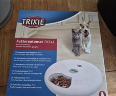 Trixie Dog feeder