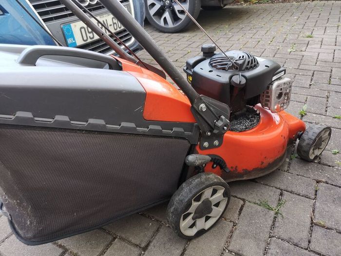 husqvarna. lawnmower LC140s